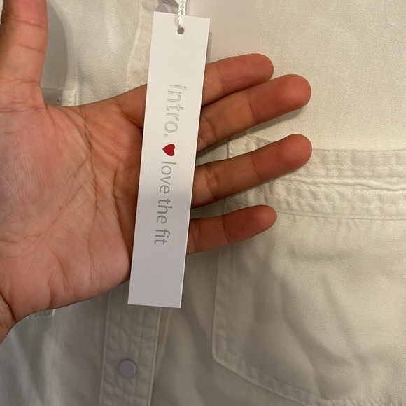 👚 Classic White Button-Down Shirt - Size M (NWT) ✨ - Picture 4 of 10